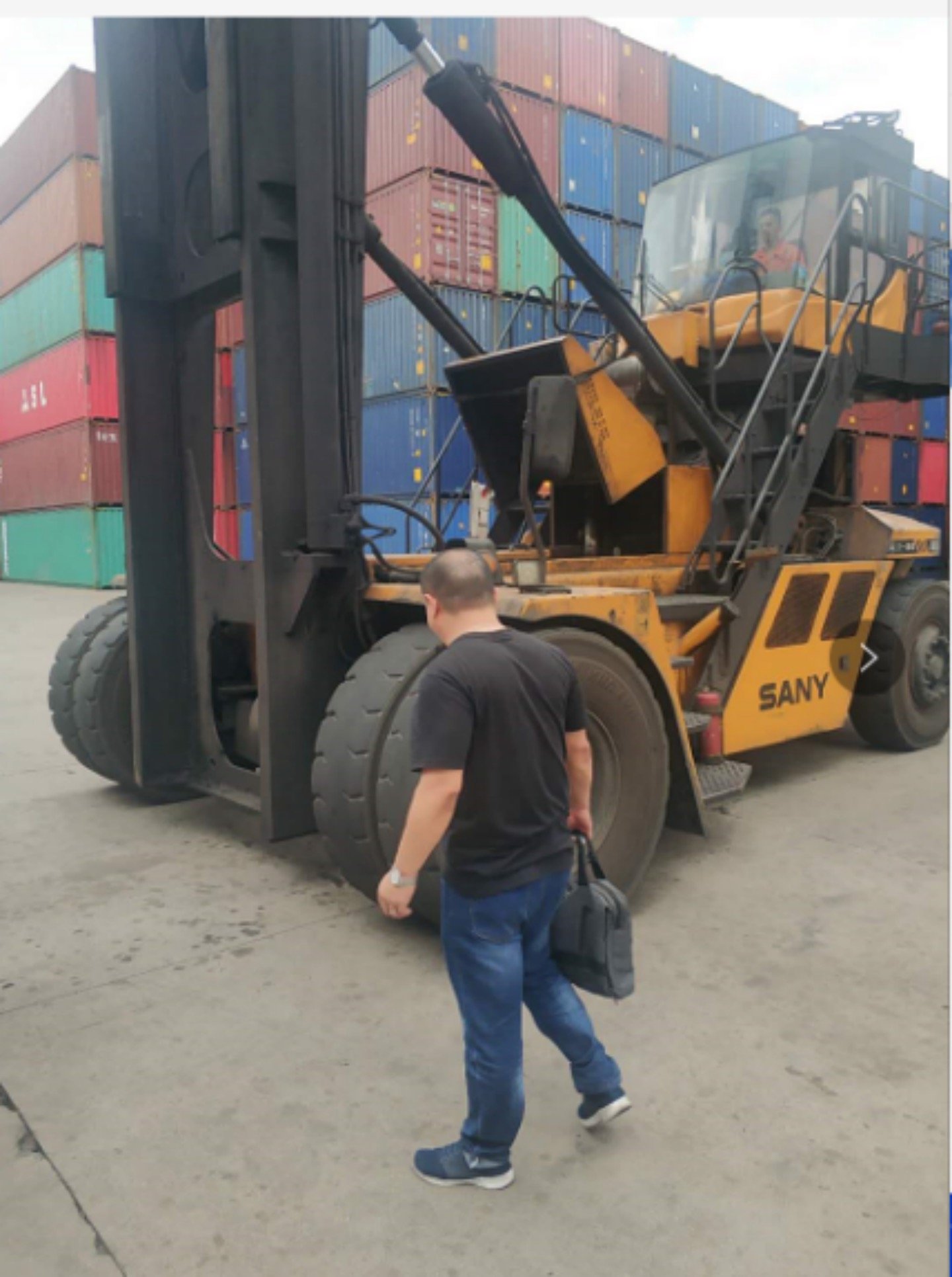 14.00-24 KT619 Port Tire Performs Well on Stacker in Logistics Yard 1